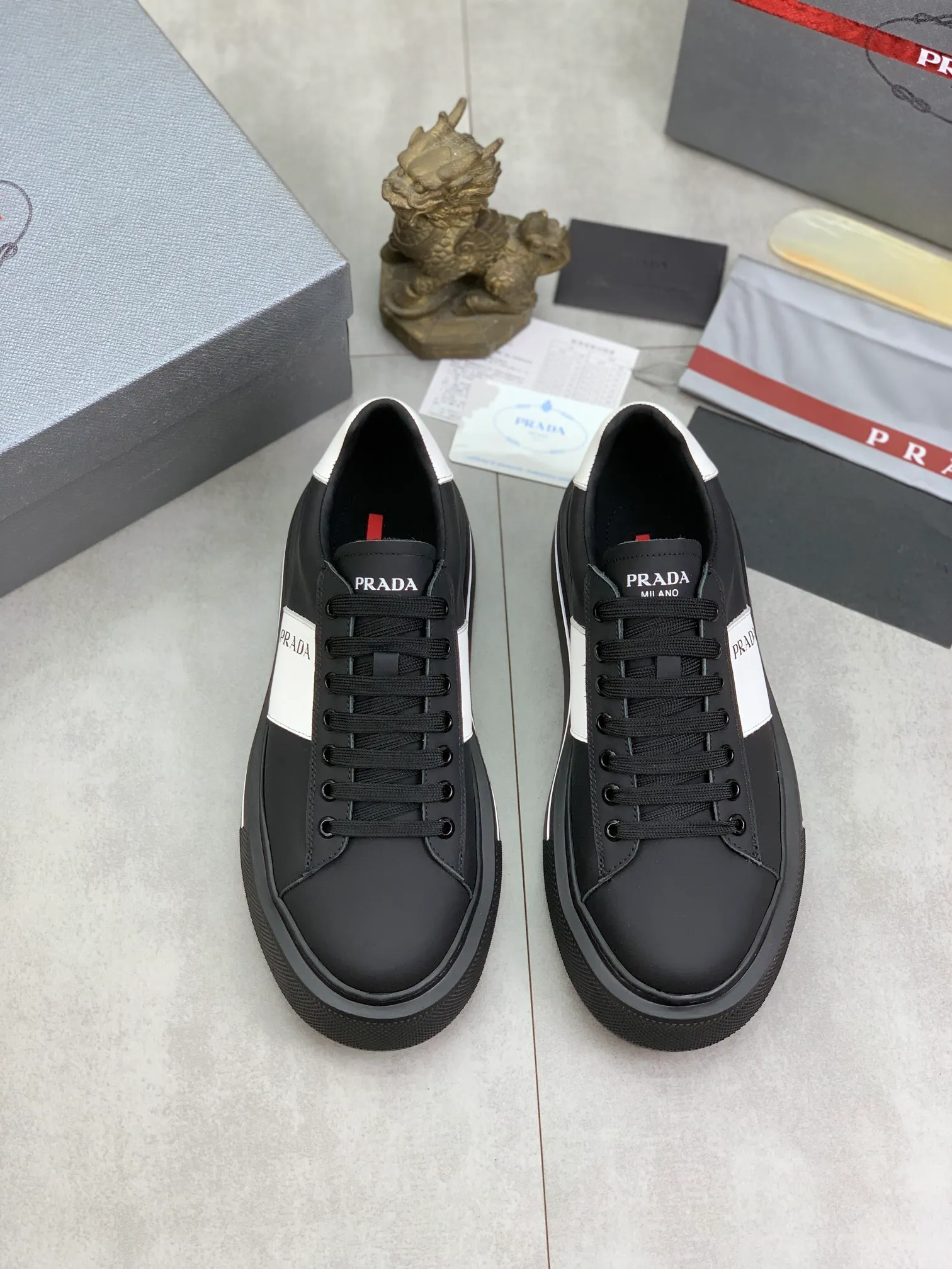 Men's Men's Shoes💰P560💰【New Style】 The latest model of high-quality PRADA classic men's shoes has been launched on the official website in 1:1 replica, synchronized in Hong Kong counters and on the same catwalk; all made of calfskin ➕Imported cowhide lining, 🍡🍡original rubber outsole 1:1 non-slip and wear-resistant; comfortable to wear, attractive style, fine workmanship, and simple and neat shoe last, showing a man's courage and toughness, 👍Number 38 to 44 (45 can be customized) 4⃣️colors🉑️ to choose from